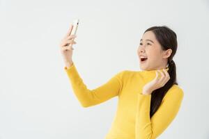 asiatico bellissimo donna Uscito sorpresa viso espressione . femmina si sente scioccato con il Telefono. eccitante Sorridi e contento adorabile gioisce. molto godere e divertimento rilassare volta. oh, ragazza Tenere smartphone. foto