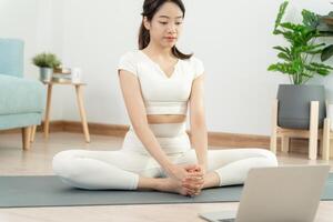 sottile donna praticante yoga su camera a condominio o casa. asiatico donna fare esercizi nel mattina. equilibrio, meditazione, rilassamento, calma, bene Salute, felice, relax, salutare stile di vita, dieta, sottile foto