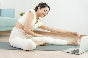 sottile donna praticante yoga su camera a condominio o casa. asiatico donna fare esercizi nel mattina. equilibrio, meditazione, rilassamento, calma, bene Salute, felice, relax, salutare stile di vita, dieta, sottile foto