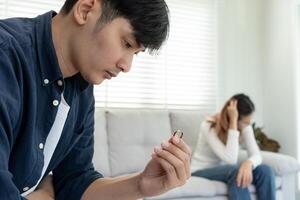 divorzio. uomo rimuovere sposato squillo. coppie disperato e deluso dopo matrimonio. marito moglie triste, irritato e frustrato dopo litigi conflitto. diffidenza, amore i problemi, tradimenti, famiglia, amante foto