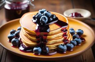 ai generato dolce bacca dolce, Pancakes con mirtilli, un' pila di Pancakes con marmellata, delizioso e salutare colazione, fatti in casa pasticcini, fotografie per il caffè negozio menù