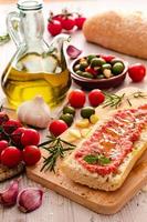 pane rustico, pomodoro e olio d'oliva pronto per fare i toast foto