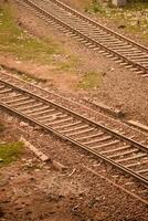 Visualizza di treno ferrovia brani a partire dal il mezzo durante giorno a kathgodam ferrovia stazione nel India, treno ferrovia traccia Visualizza, indiano ferrovia giunzione, pesante industria foto
