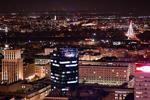 Visualizza di a notte bicchiere edifici e moderno attività commerciale grattacieli. Visualizza di moderno grattacieli e attività commerciale edifici nel centro. grande città a notte. foto