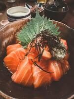giapponese riso con fresco salmone fetta sashimi foto