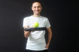 uomo pronto per pagaia tennis servire nel studio tiro foto