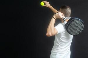pagaia tennis giocatore pronto per servire su grigio sfondo foto