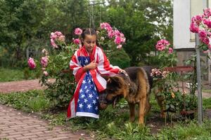 bella giovane pre-teen ragazza con un americano cowboy cappello nel Mais campo e il Tenere americano bandiera. foto