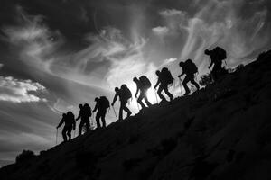 ai generato staglia escursionisti ascendente un' ripido collina a Alba. un' gruppo di escursionisti, staglia contro il cielo, vigorosamente Ascend un' ripido collina con il Alba dietro a loro. foto