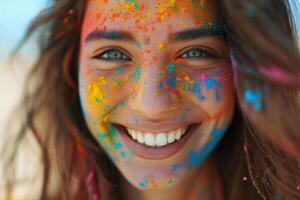 ai generato gioioso giovane donna festeggiare holi Festival. avvicinamento di un' sorridente giovane donna di viso ornato con colorato holi Festival polveri, trasudante felicità. foto
