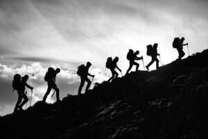 ai generato staglia escursionisti ascendente un' ripido collina a Alba. un' gruppo di escursionisti, staglia contro il cielo, vigorosamente Ascend un' ripido collina con il Alba dietro a loro. foto