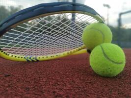 tennis racchetta e palla su un' difficile tennis Tribunale foto