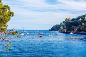 pesca Barche ormeggiato su acqua nel porto di ligure e mediterraneo mare vicino costa di Riviera di levante di nazionale parco cinque terre costa con blu cielo, Riomaggiore villaggio, liguria, Italia. foto