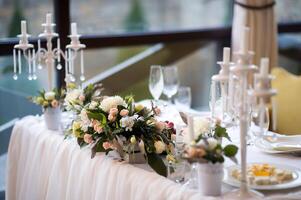 squisitamente decorato nozze tavolo con mazzo di fiori. selettivo messa a fuoco foto