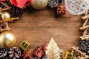 decorazioni natalizie su uno sfondo di legno e copia spazio per il tuo testo foto