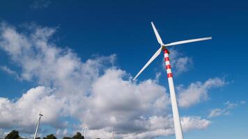 suggestivo naturale paesaggio con bianca nuvole e vento turbine foto