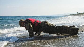 sollevamento su bagnato sabbia per aumentare resistenza foto