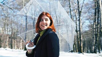 signora con ombrello nel il nevoso foresta foto