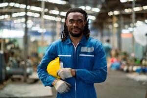 ritratto di un' nero maschio meccanico ingegnere Lavorando a un' metallo tornio fabbrica. lavoratore Lavorando con macchina tornio africano americano lavoratori. foto