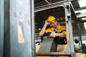 maschio lavoratore unità un' carrello elevatore a forca nel un industriale contenitore magazzino. maschio fabbrica lavoratore guida un' carrello elevatore a forca nel il fabbrica maschio ingegnere guida un' auto nel un' fabbrica. foto