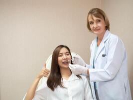 medico infermiera scienziato personale assistenza paziente femmina donna signora bellissimo bella umano medico dente dentista assistenza sanitaria medicina igiene sorridente clinica competenza trattamento visitare professionale opera foto