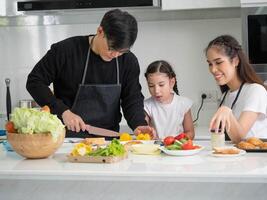 famiglia cucinando cucina interno camera madre padre ragazzo bambino cibo figlia donna uomo ragazza adulto pasto domestico vita figlio preparazione pranzo godimento cena amore famiglia cucinando stile di vita figlia foto