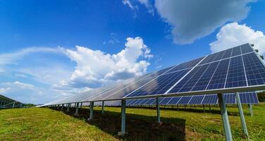 elettrico solare pannelli. nuovo tecnologia di energia produzione. solare azienda agricola foto