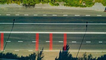 autostrada con strada marcature a partire dal un' altezza. avvicinamento foto