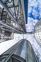 grande cilindrico Conservazione su blu cielo. grande costruzione di magazzino. metallico agricolo costruzione. foto