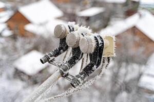 congelato satellitare piatto. neve coperto satellitare piatto e ricevitore testa nel bufera di neve foto