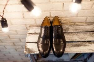 classico maschio pelle scarpe su di legno sfondo. elegante Uomini Accessori foto