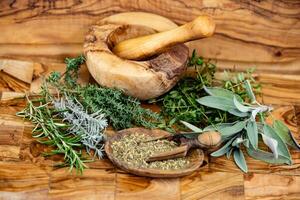 erbe aromatiche a partire dal francese provence su oliva legna foto