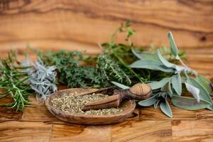 erbe aromatiche a partire dal francese provence su oliva legna foto