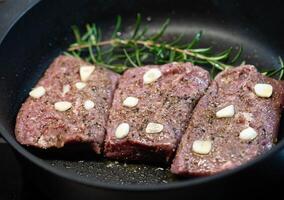 agnello salmone con erbe aromatiche e spezie foto