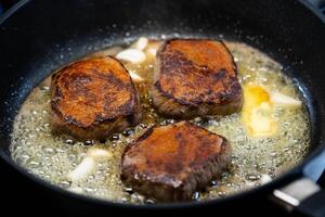 Surf e torba filetto bistecca e gamberi foto