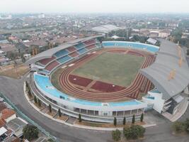 aereo Visualizza direttamente sopra kridosono stadio, casa stadio. foto