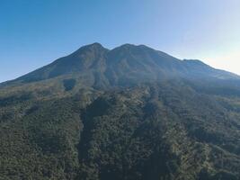 aereo Visualizza picco di legge montagna Indonesia con chiaro cielo nel il mattina foto