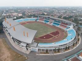 aereo Visualizza direttamente sopra kridosono stadio, casa stadio. foto