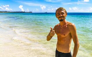 maschio turista in viaggio uomo in posa modello playa del Carmen Messico. foto