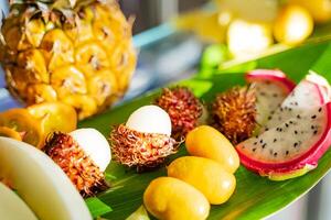 assortimento di esotico tropicale fresco cibo sfondo. salutare mangiare, vegano e estate concetto - esotico frutta. avvicinamento foto