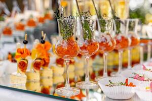 arancia fette cocktail nel occhiali. fresco agrume ristorante celebrazione. foto