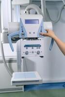 sterile moderno emergenza attrezzatura nel bianca clinica camera. computer dispositivi per chirurgia. foto