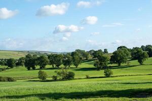 paesaggio foto di il colline e chiaro cielo nel yorkshire Dales