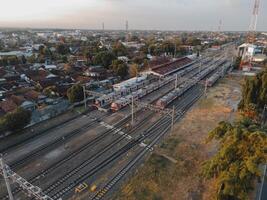 aereo Visualizza di treno stazione nel tramonto vicino strada nel Indonesia foto