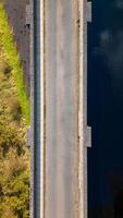 aereo Visualizza di un' ponte al di sopra di acqua, in mostra il contrasto fra il artificiale struttura e il naturale ambiente. foto