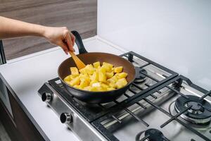 fritte patate a casa nel un' frittura padella foto