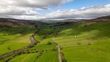 aereo Visualizza di il campagna strada e colline nel yorkshire foto