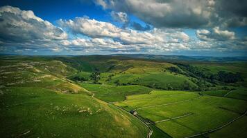 aereo Visualizza di il colline con nuvoloso cielo nel yorkshire foto