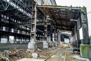 distrutto fabbrica. vecchio industriale edificio per demolizione foto