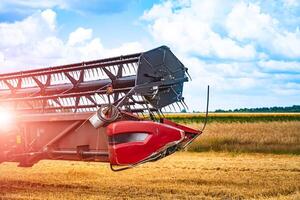 avvicinamento di raccolta macchinari dettaglio mentre Lavorando il campo foto